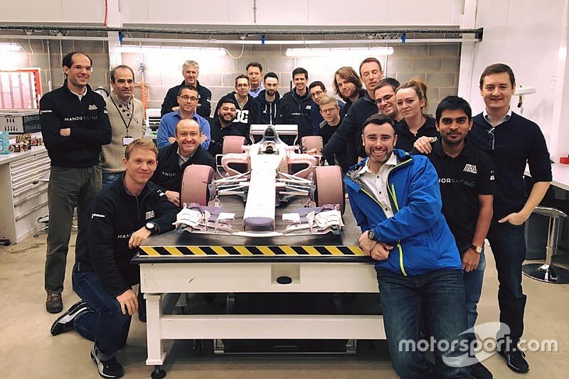 Manor staffs with the wind tunnel model of the 2017 car (Image: Motorsport.com)