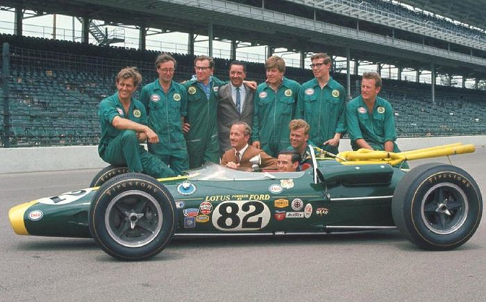 The Lotus team presenting the 38. At the wheel is Jim Clark. Next to him in the tan jacket Lotus founder Colin Chapman.