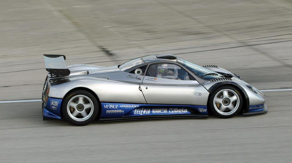 The short overhangs front and rear prevented the car from generating sufficient downforce.