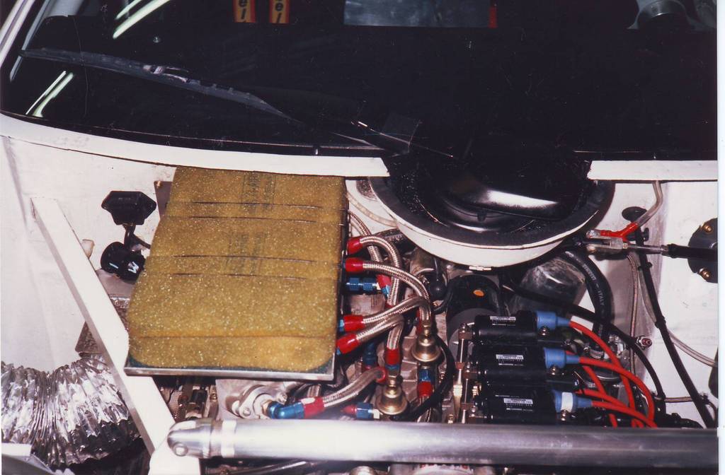 The 3-rotor 13G engine was compact enough to be mounted in a favorable position.