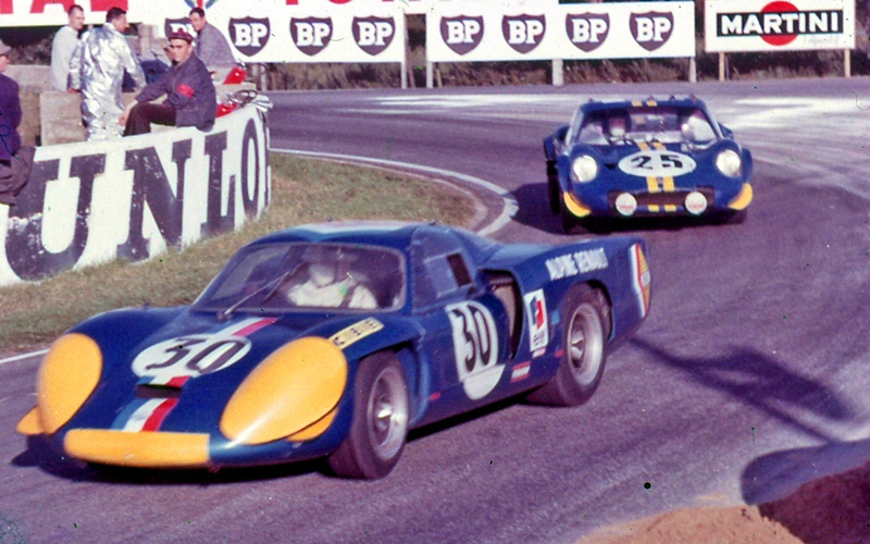 André de Cortanze/Jean Vinatier chased by the Chevron B12 of John Woolfe/Dibgy Martland, Le Mans 1968.