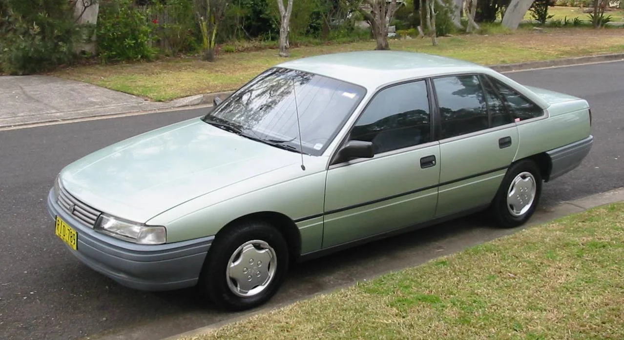 1990_Holden_Commodore_(VN)_Executive_sedan_(2002-07-14).jpg