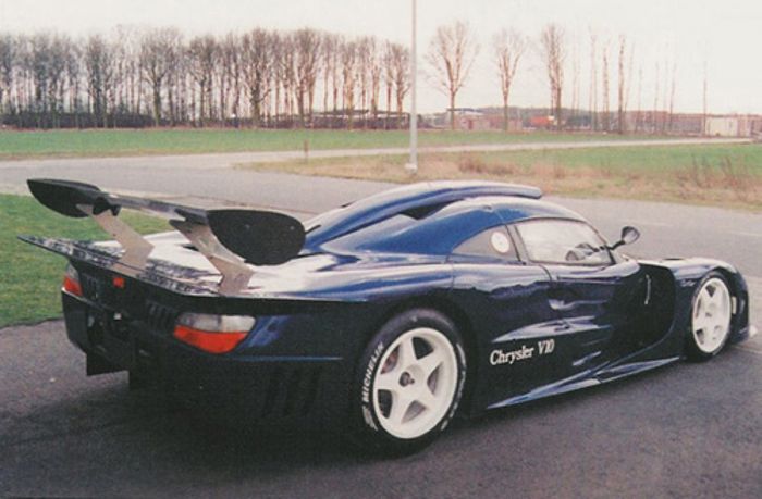 For lack of an alternative, the car's taillights were taken from a contemporary Peugeot 406.