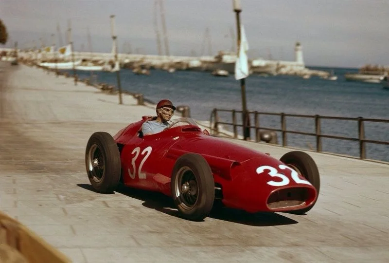 Fangio driving his Maserati 250F on his way to victory during the 1957 Monaco Grand Prix (Pic: primotipo.com)