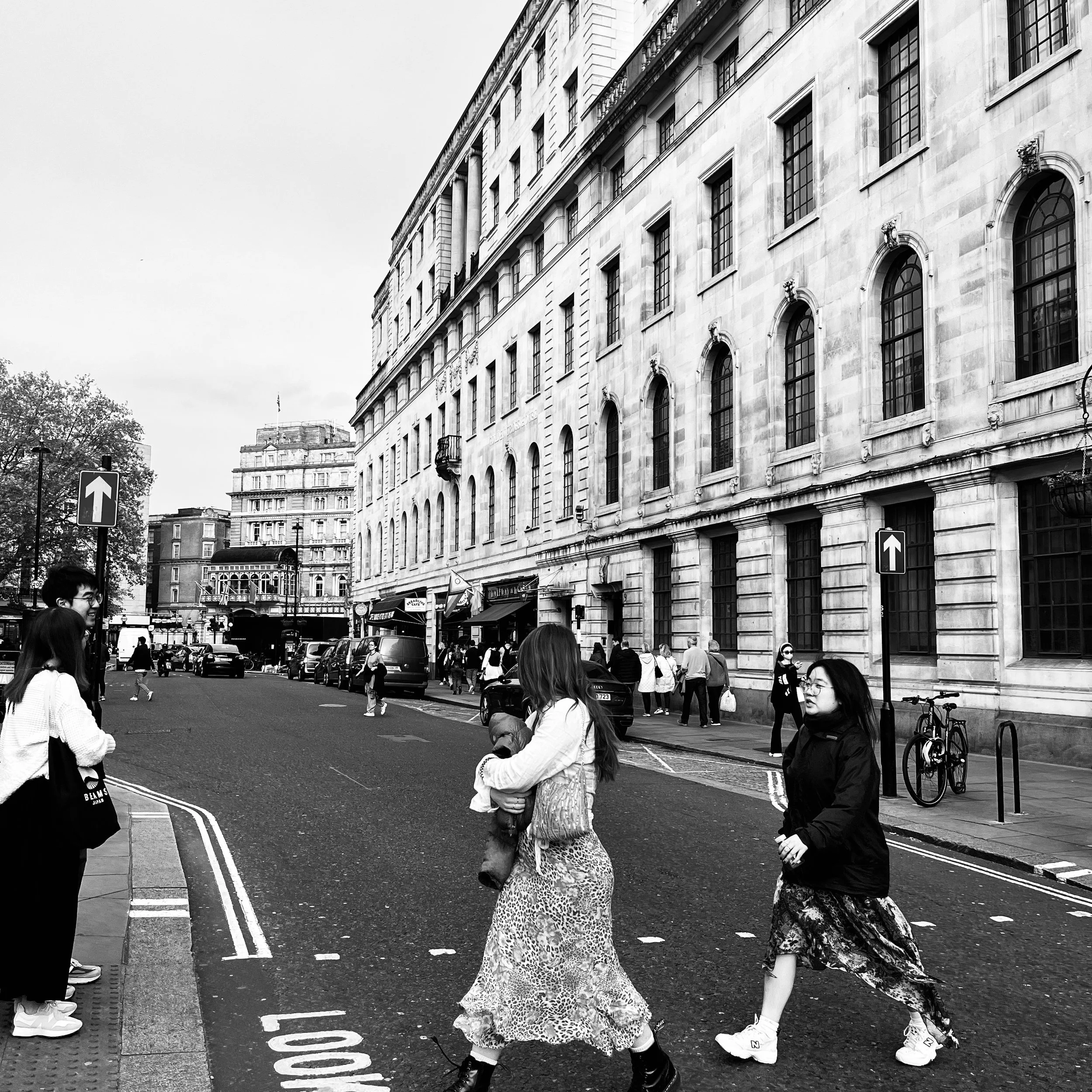 head turns ppl london.jpg