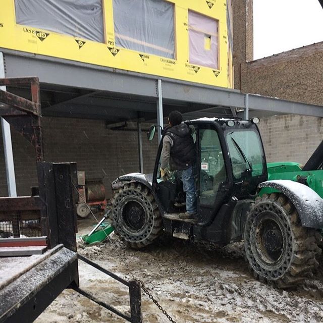 👏🏻👏🏻👏🏻
.
We have to give it up to our crews keeping things moving at Elevation Lofts. Framing, plumbing and electric are still out there working in negative temperatures. They’re committed and gritty! “If there is no struggle, there is no progress.” - Fredrick Douglass. For leasing information or joining our newsletter DM us #microliving #apartment #apartmentliving #rogerspark #snow #cold #chicago #modernliving