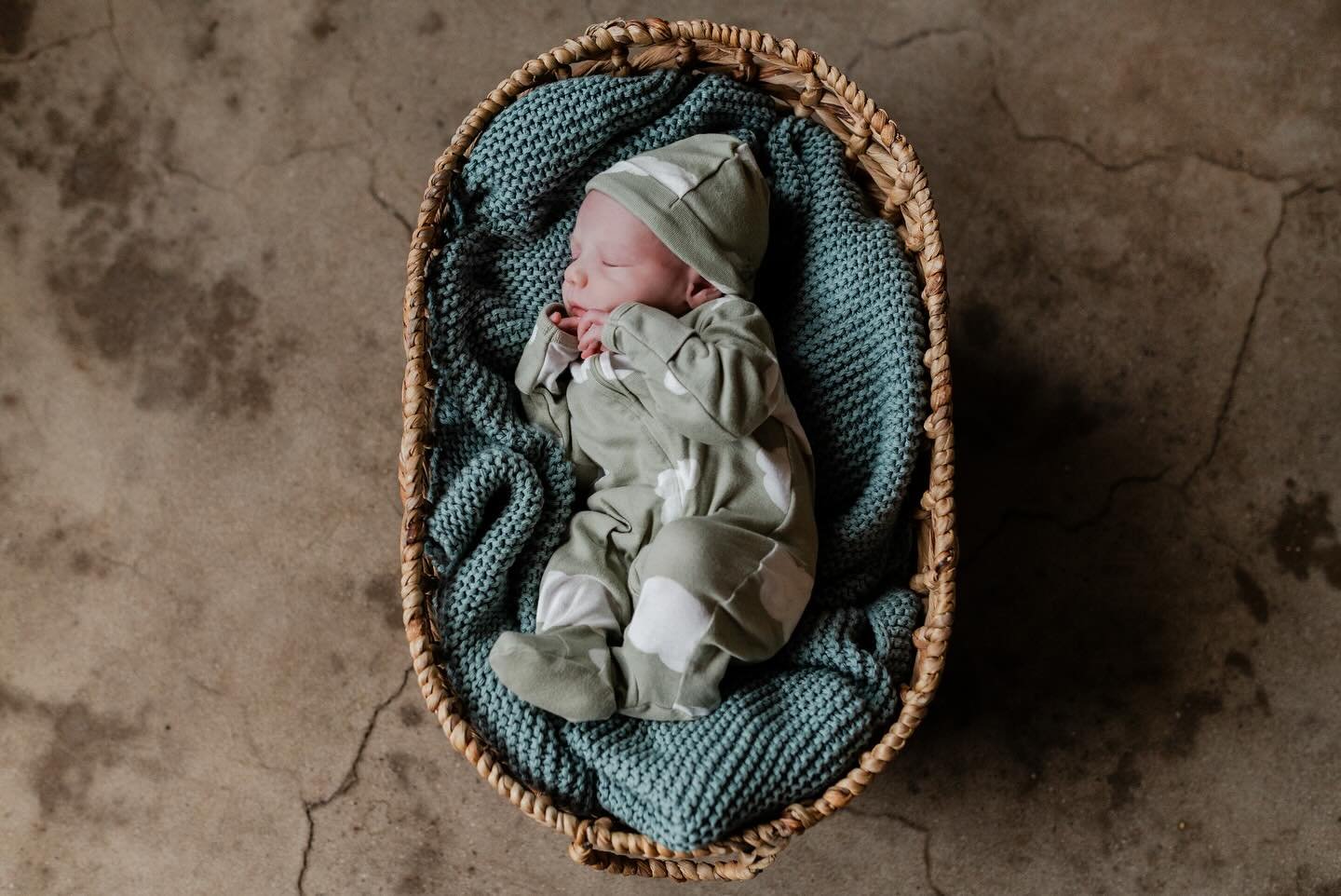 I&rsquo;m seeing a lot of pregnancies on my feed! 🤗 Get at me quick for a little d!scount on your lifestyle newborn session!