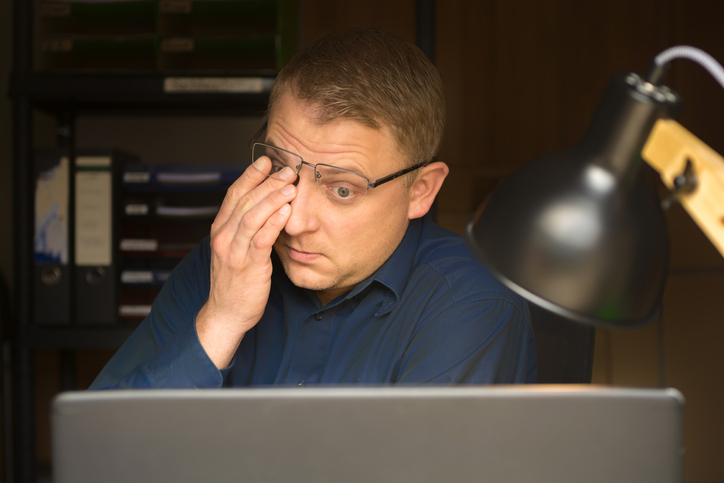 Irritated-and-dry-eyes-of-a-man-after-hours-of-work-on-the-computer-screen-1146430314_727x484.jpeg