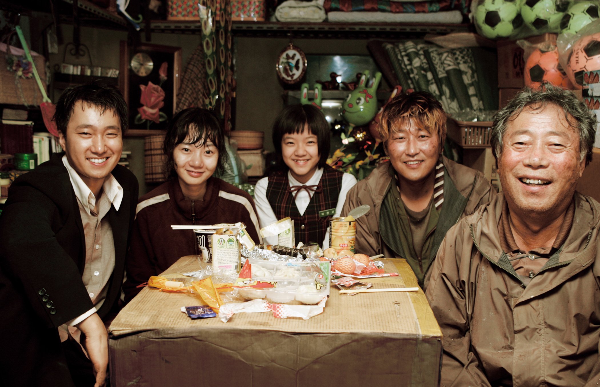  PARK Hae-il, BAE Doo-na, KO A-sung, SONG Kang-ho and BYUN Hee-bong in THE HOST (4K RE-RELEASE), a Magnolia Pictures release. Photo courtesy of Magnolia Pictures. 