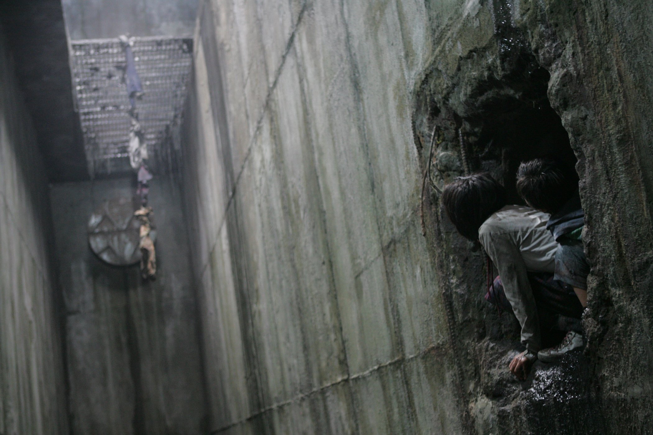  KO A-sung and LEE Dong-ho in THE HOST (4K RE-RELEASE), a Magnolia Pictures release. Photo courtesy of Magnolia Pictures. 