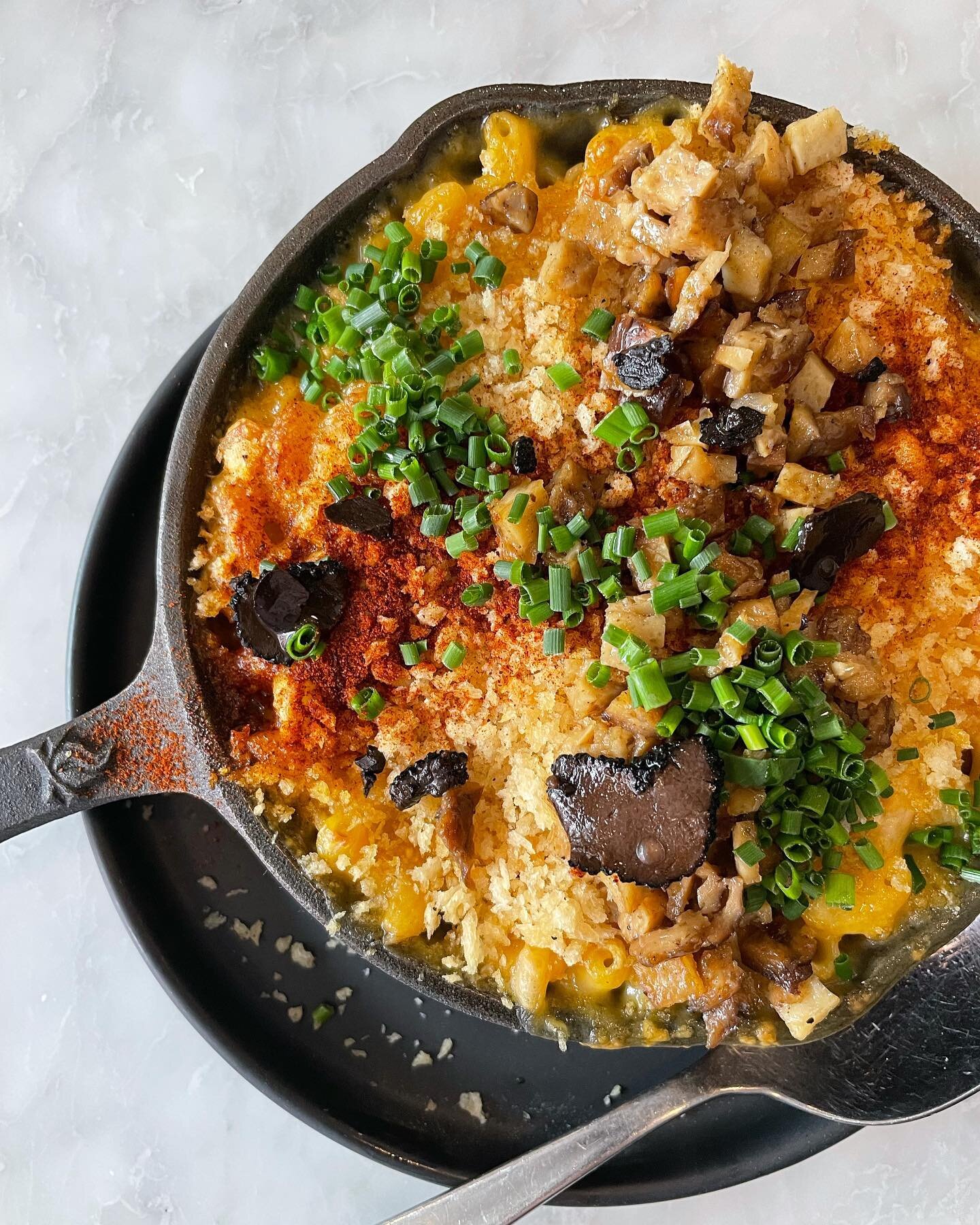 Finally made it to @willownewyork for brunch. 🤤😋 delicious!
- Truffle Mac &amp; Cheese
- &ldquo;Scallop&rdquo; Cacio de Pepe
.
.
.
#veganeatsnyc #plantbasednyc #macncheese