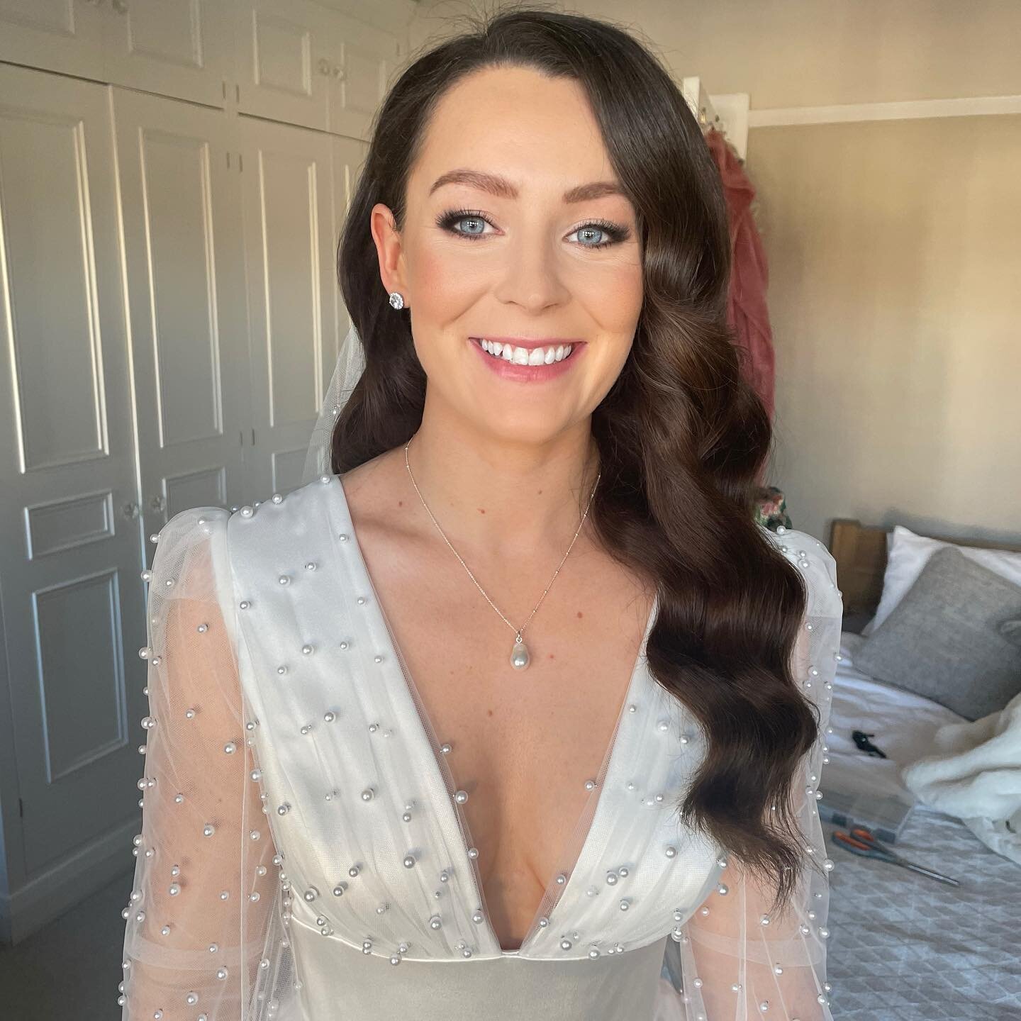 Out with a bang! Absolute beaut Rachel on her wedding morning, classic hollywood waves styled by my fave gal @sonyajaynebridalhair 🎄🥂✨Today&rsquo;s wedding marked my last wedding before I hang up by brushes and start nesting for our new arrival. I 