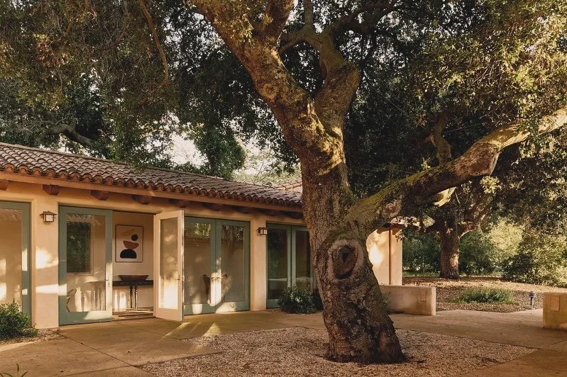 for the l a d i e s ✨ spring retreat in ojai 🍊 

may 30th - june 2nd 2025 

come join me for an intimate women&rsquo;s retreat in one of my favorite socal spots. 🌳⛰️💎 if you haven&rsquo;t experienced ojai&rsquo;s charm just yet, you&rsquo;re in fo