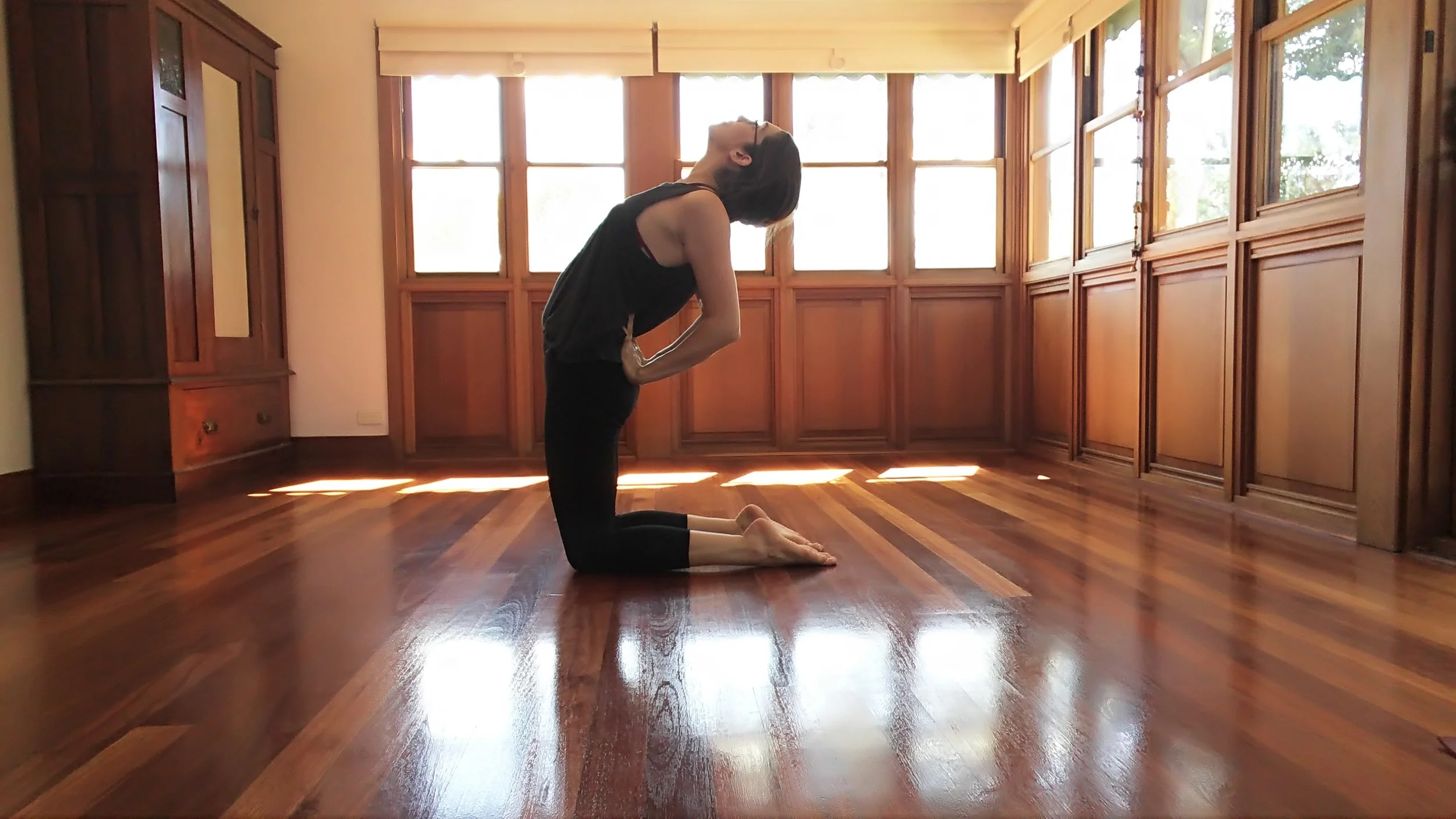 Stand on your knees. Bring hands to lower back (if comfortable, fingers pointing towards the head). Keep arms parallel and pulling in towards one another. Engage belly to stabilise the lower back. Slowly broaden the chest, allowing the upper back to bend backwards.