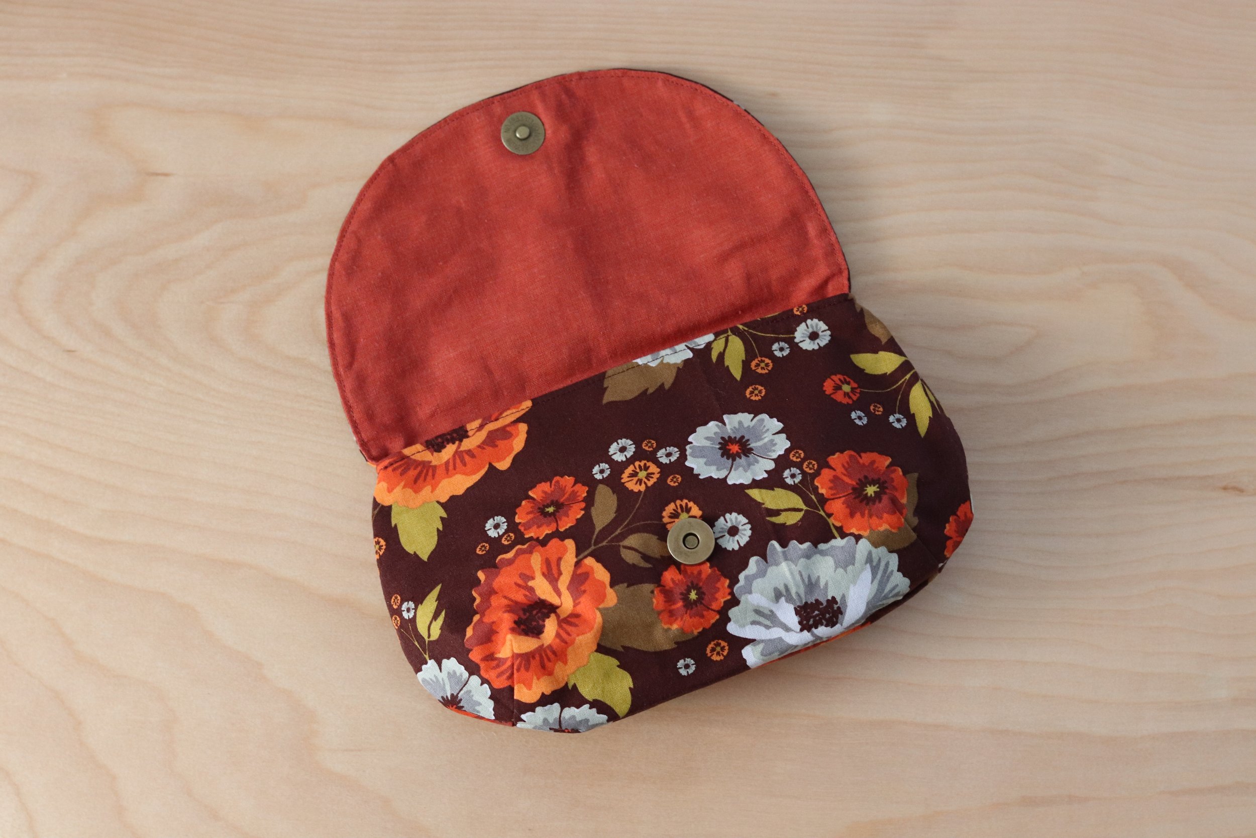 Magnetic Snap Notions Pouch / Brown and Red Flower Garden