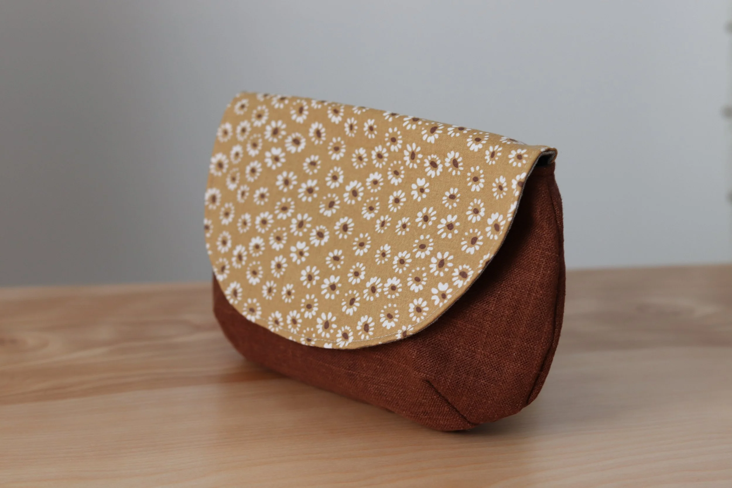 Magnetic Snap Notions Pouch / Brown Linen with Flowers
