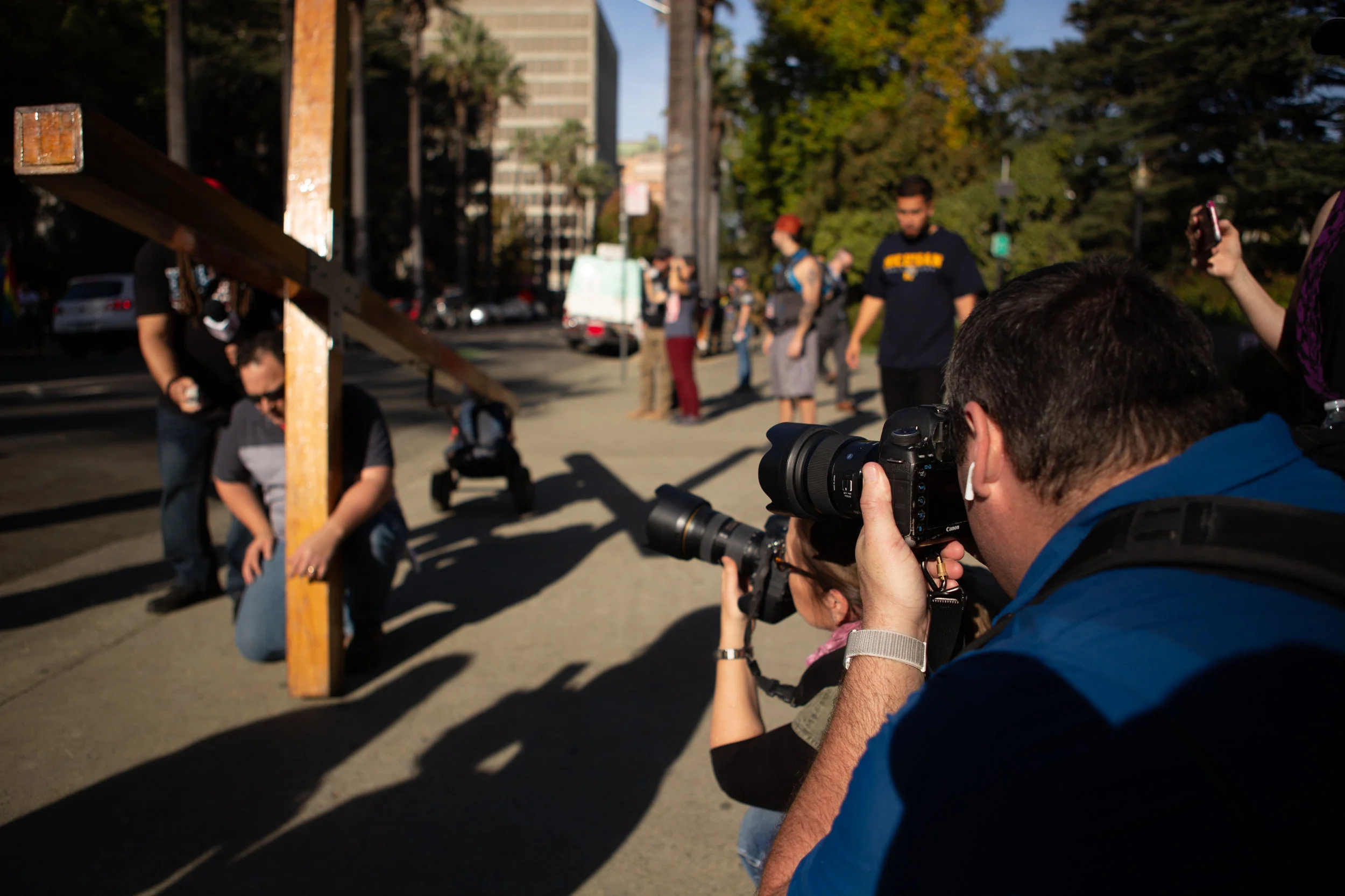 California conservatives assembled outside the steps of the state Capitol at 1pm in Sacramento, CA on November 4th to drum up support leading up to the November midterm elections. The demonstration had the required permits and remained largely fenced off and guarded by local law enforcement. Mounted units used for crowd control and police on bicycles separated the rally from counter demonstrations along 10th street with minimal arrests throughout the day.
