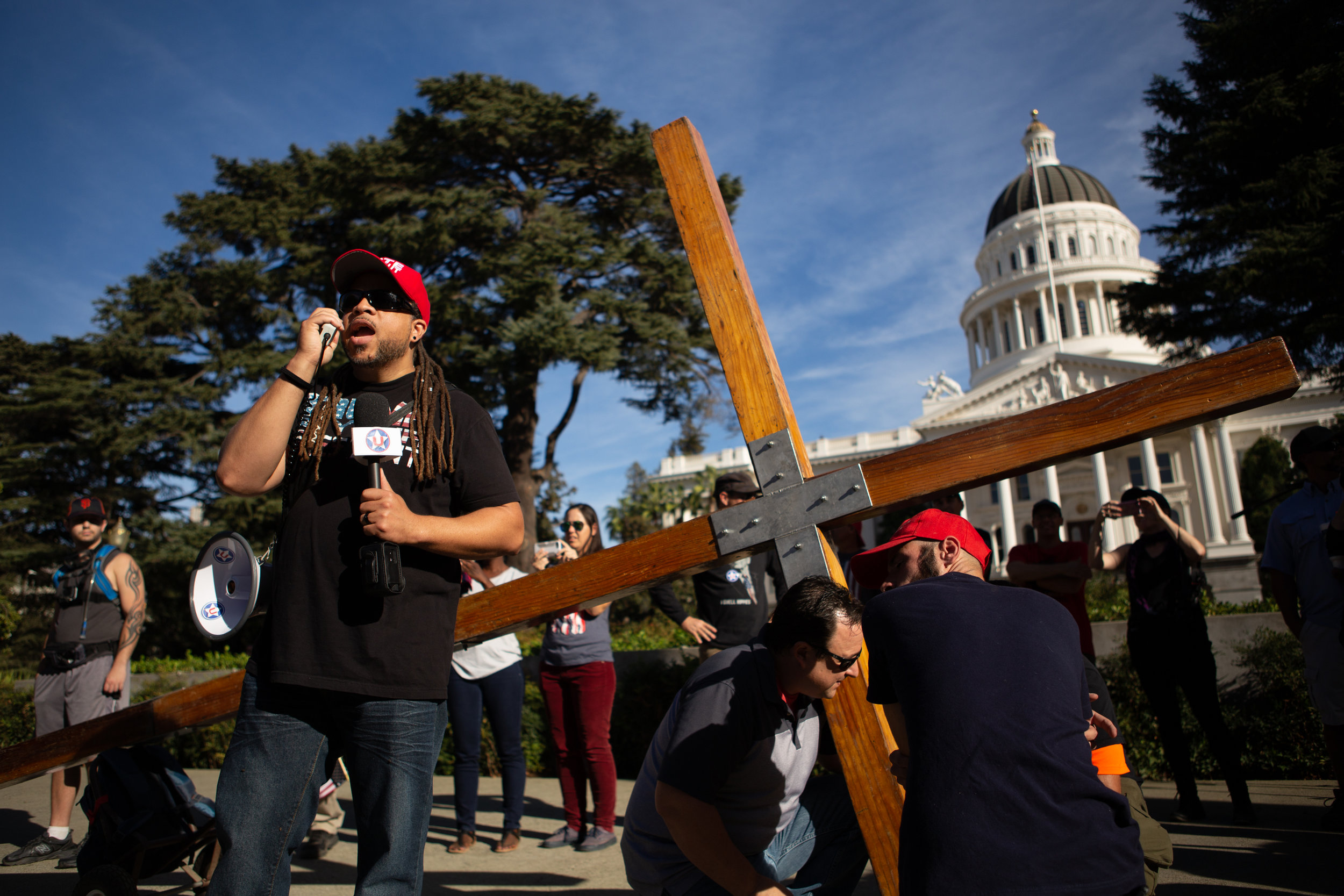  California conservatives assembled outside the steps of the state Capitol at 1pm in Sacramento, CA on November 4th to drum up support leading up to the November midterm elections. The demonstration had the required permits and remained largely fence