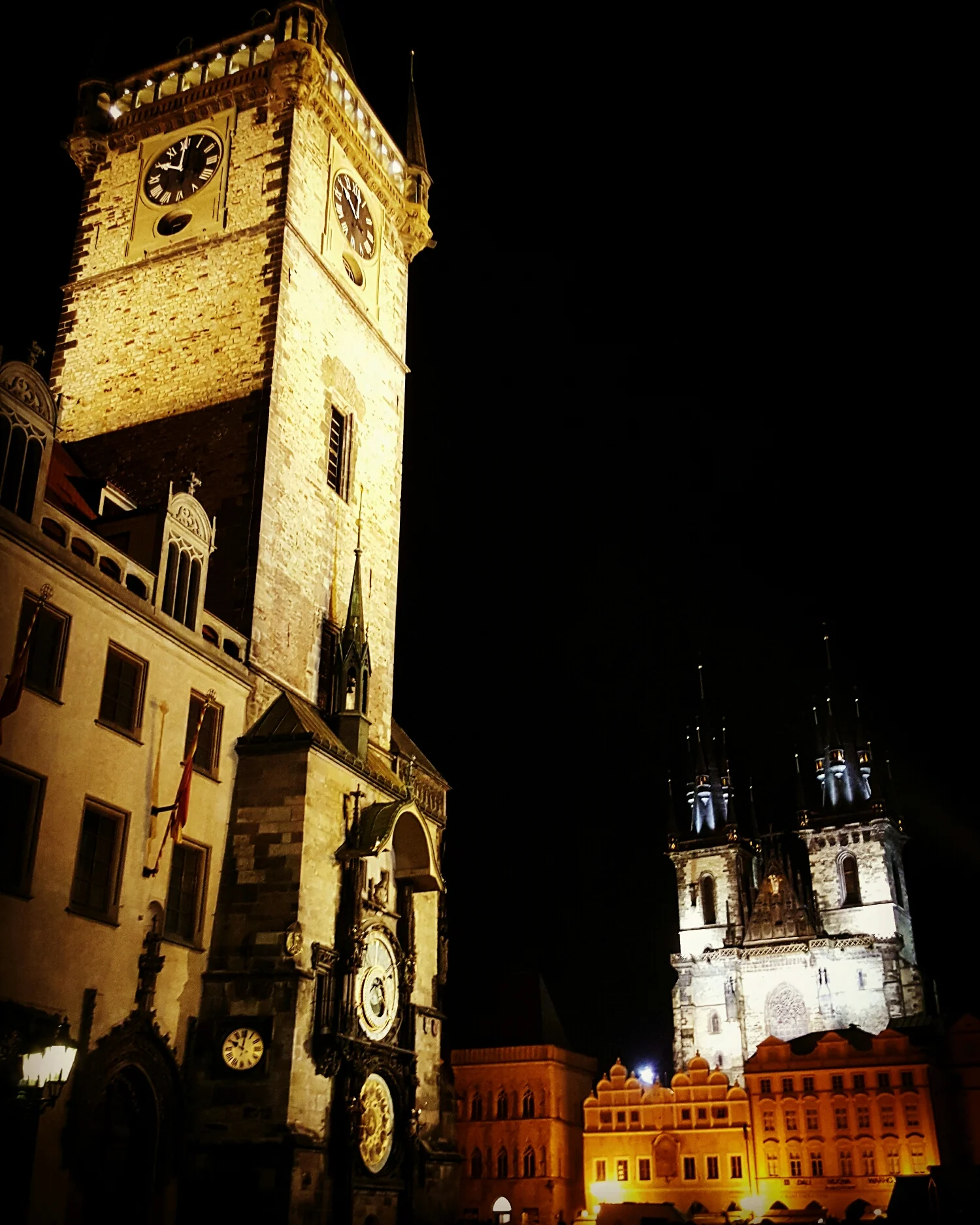 Reloj Astronómico y Antigua Plaza de Noche