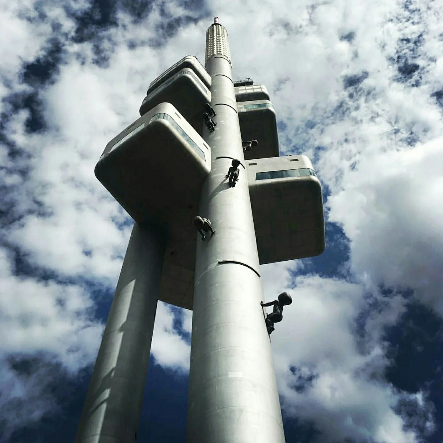 Torre de televisión con bebes 