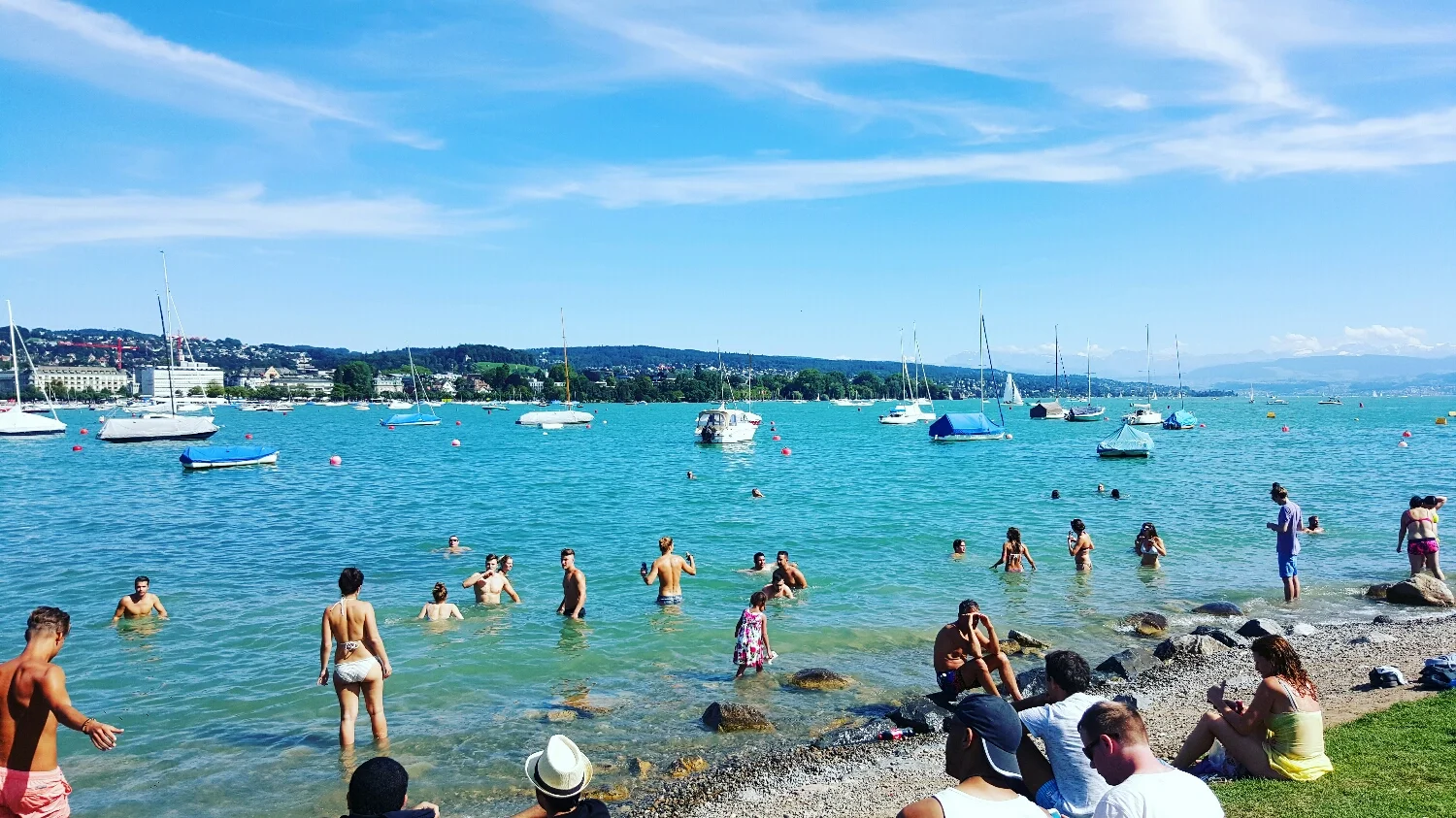 Lago de Zurich en verano: lugar de reunión para refescarse y navegar
