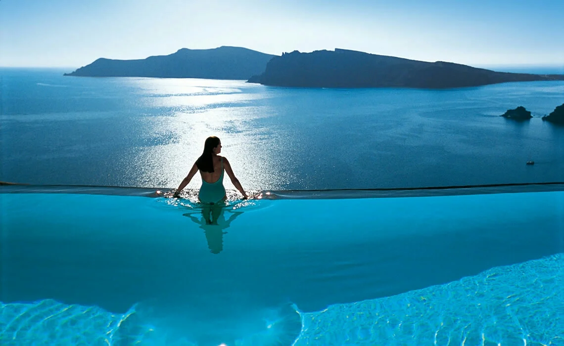 Alberca infinita en la Oia, Santorini