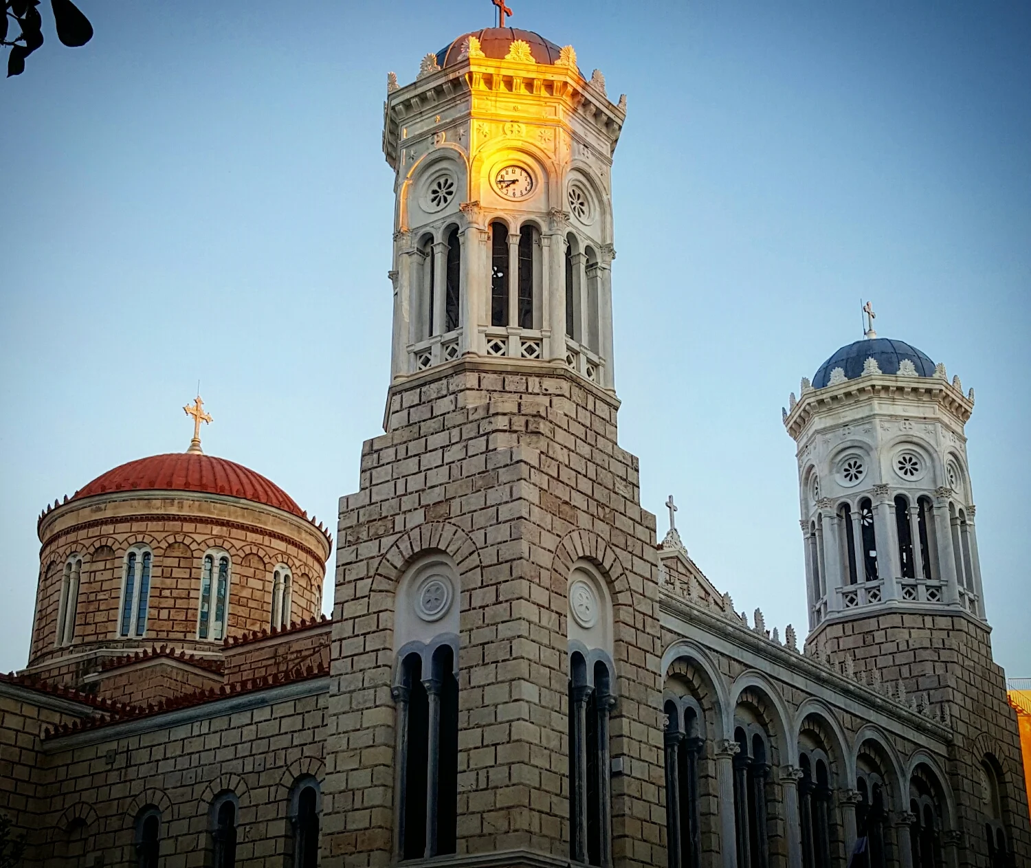 Reloj en Iglesia marcando el atardecer
