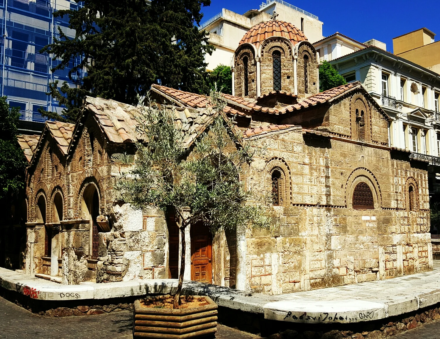 Iglesia en medio de zona comercial en Atenas