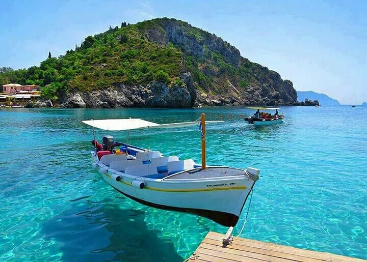 Bote que parece que flota en una playa en Corfú, Grecia