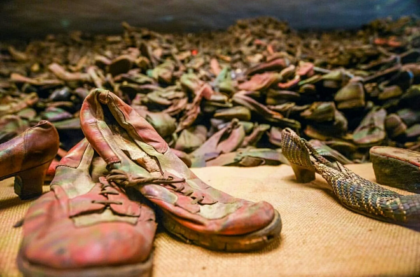 En el museo de Auschwitz se cuenta con zapatos, maletas y otro objetos que pertenecieron a las millones de personas que llegaron al campo