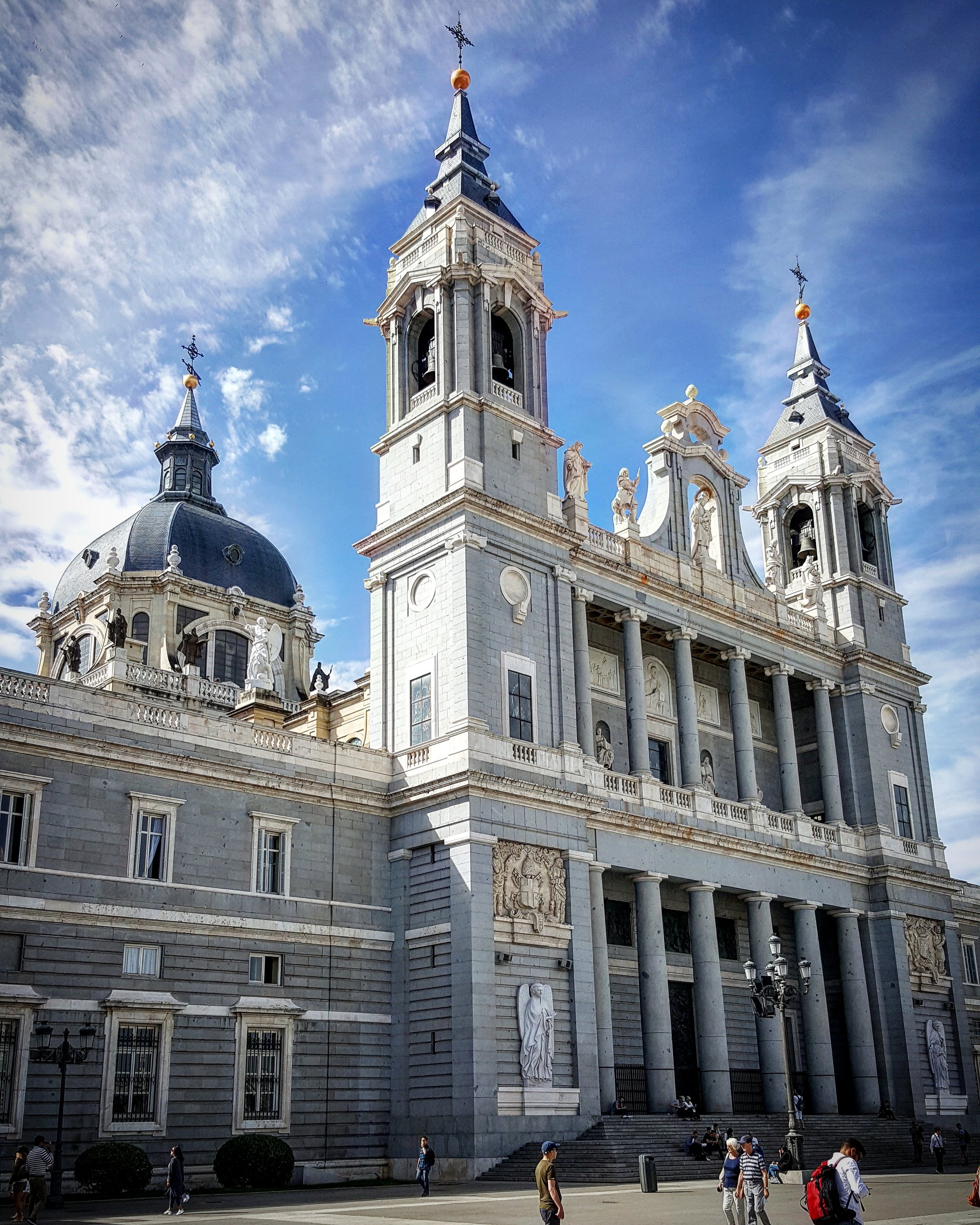 Catedral de la Almuneda frente al Palacio Real de Madrid