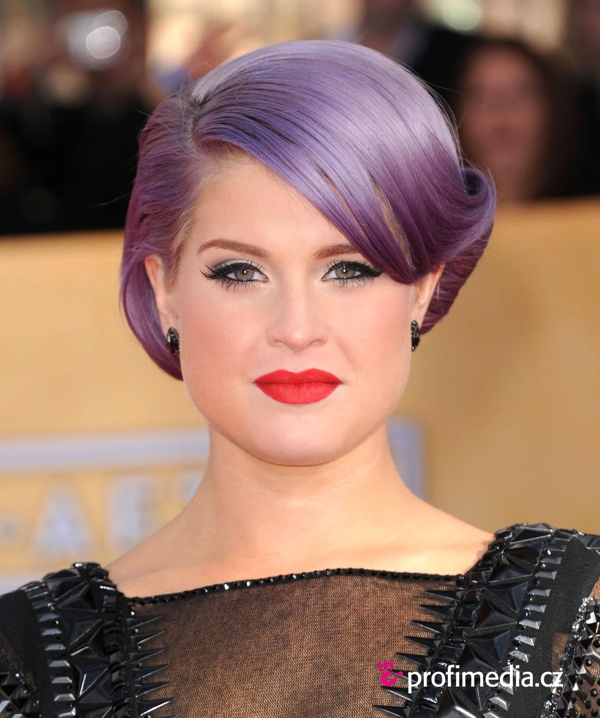 Kelly Osborne is an example of a celeb with an triangular face
