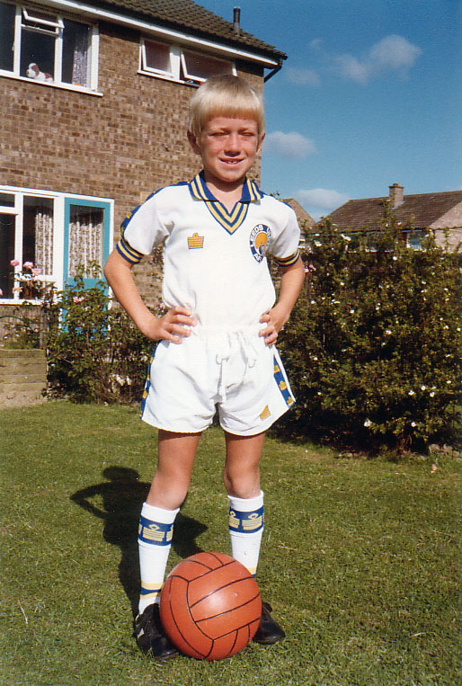 Full classic leeds utd kit aged 8