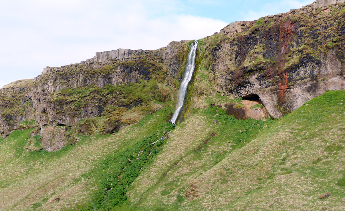 Seljalandsfoss waterfall 03.jpg
