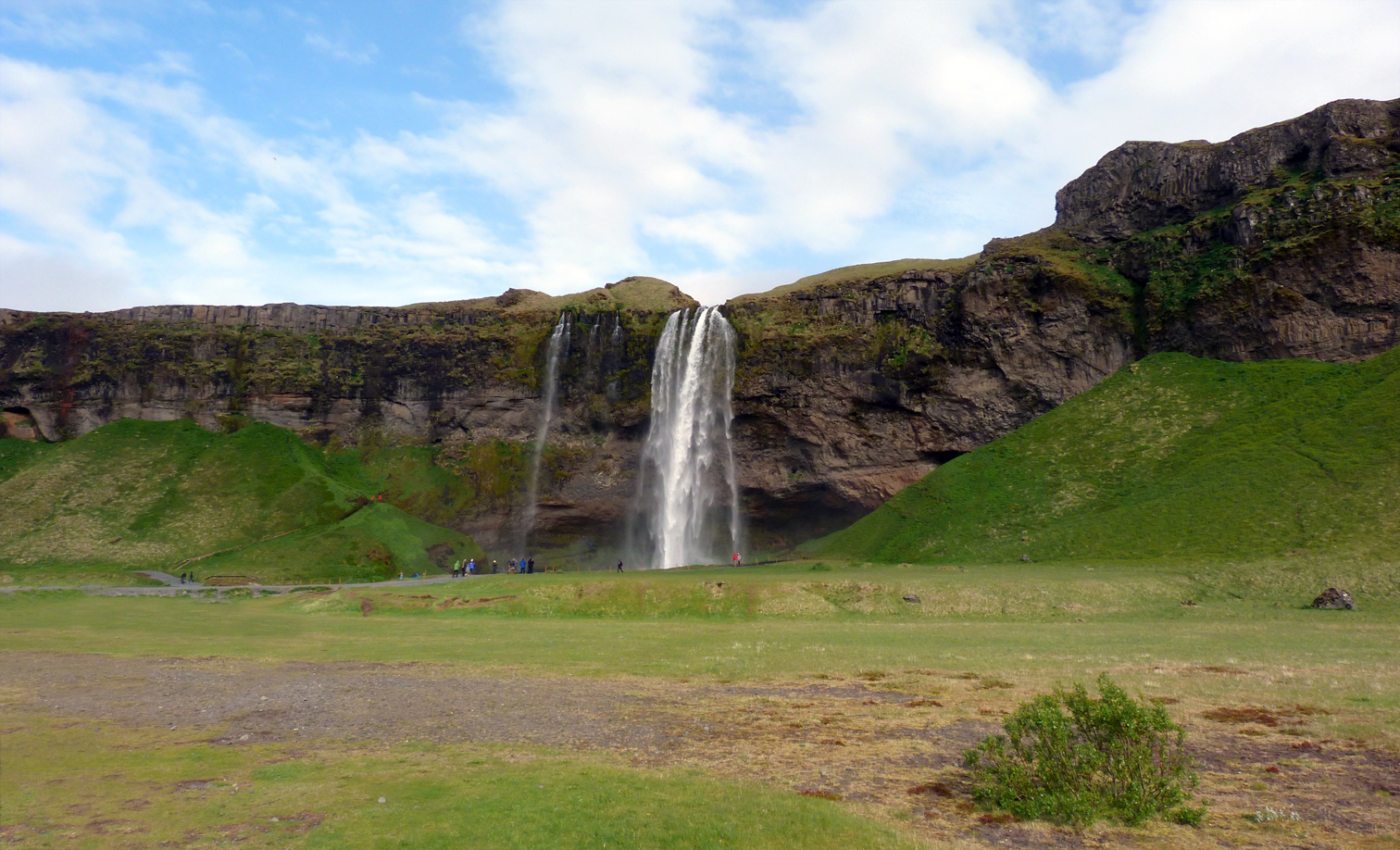 Seljalandsfoss waterfall 02.jpg