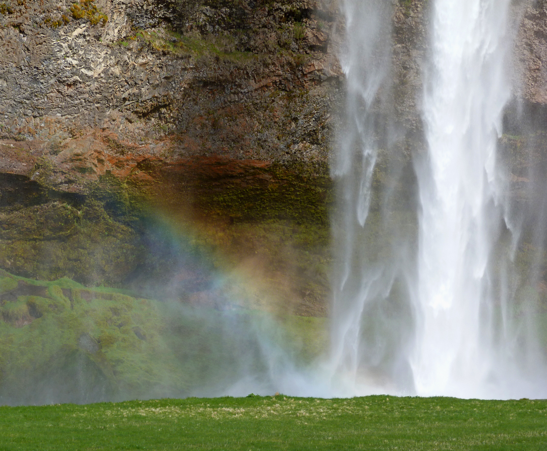 Seljalandsfoss waterfall 04.jpg