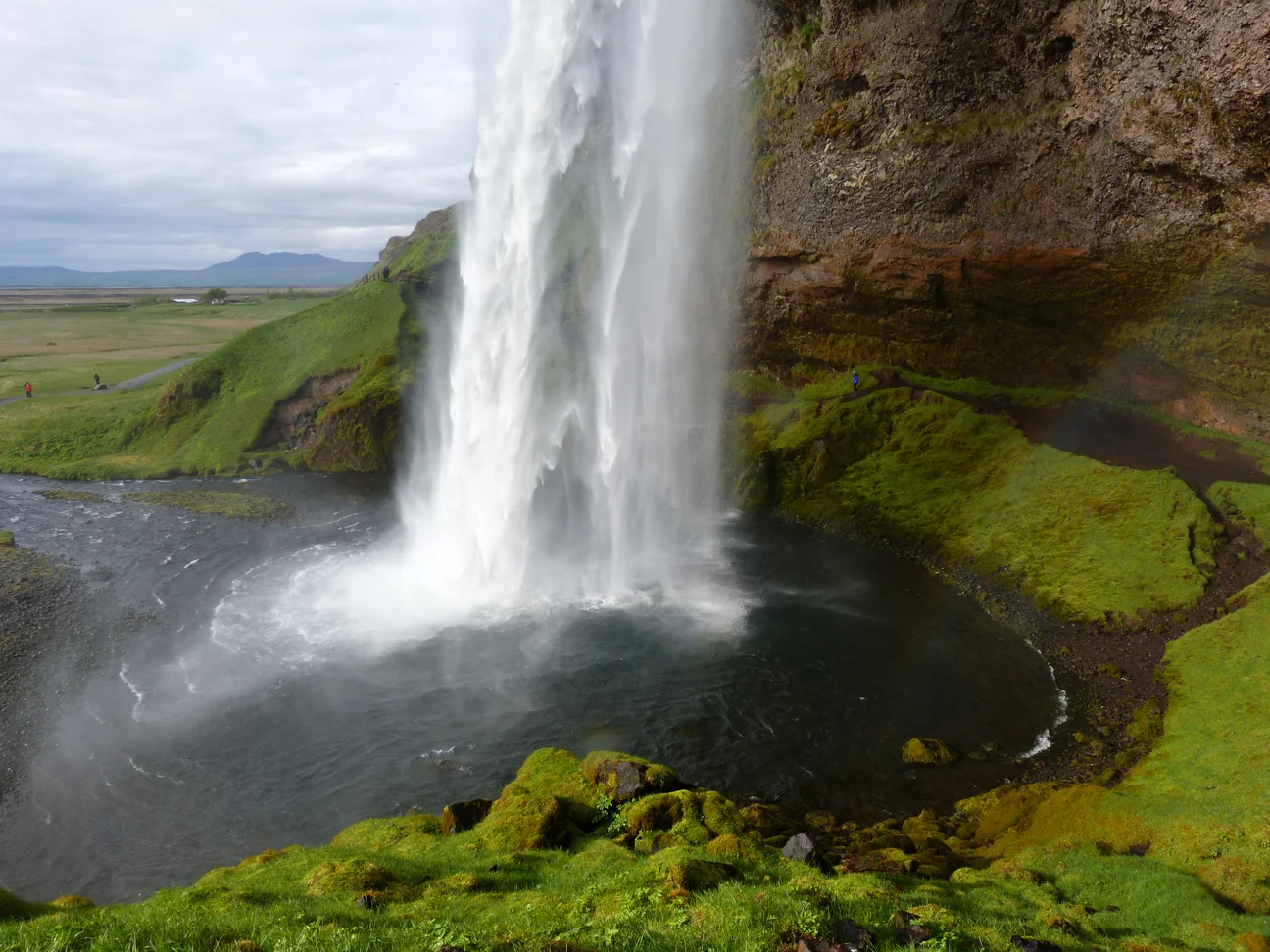 Seljalandsfoss waterfall 07.jpg