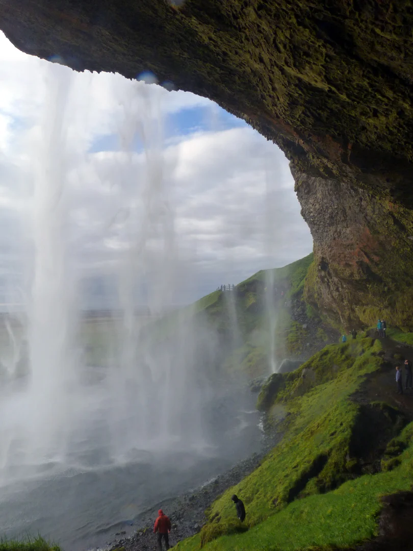 Seljalandsfoss waterfall 08.jpg