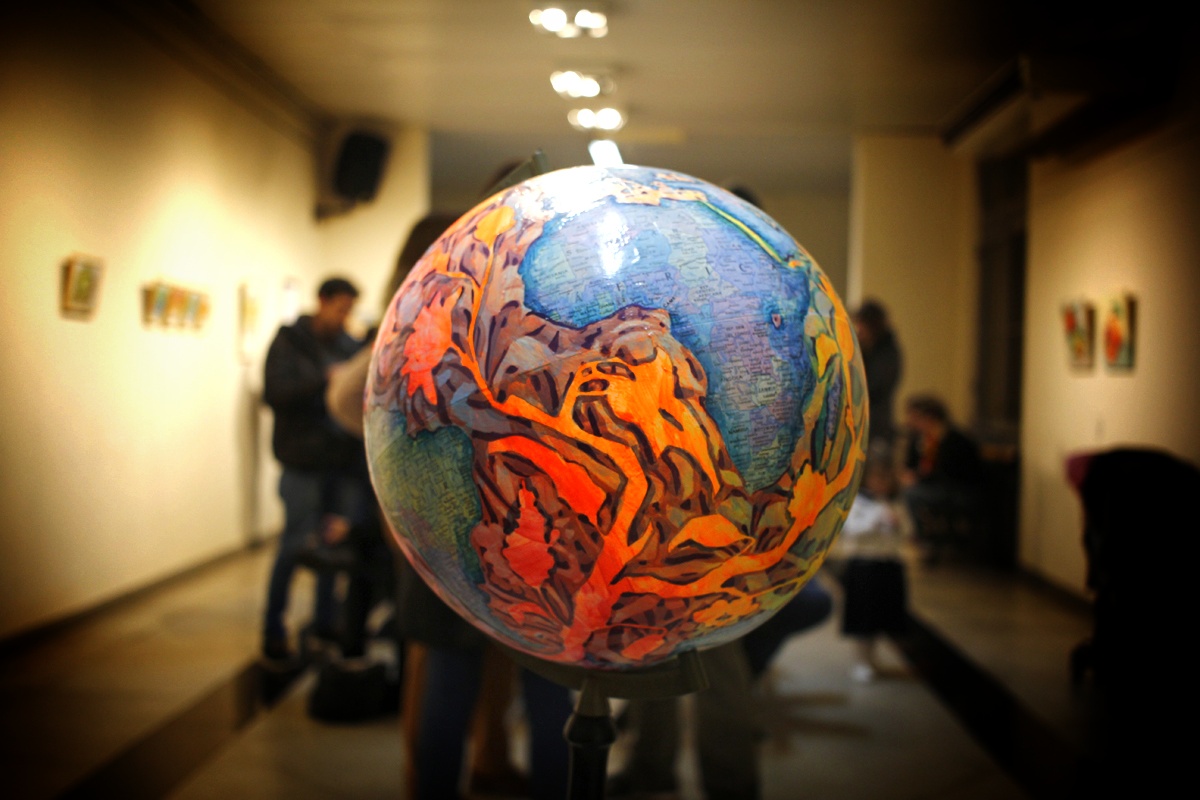 Globo terráqueo intervenido con pintura acrílica y barníz.