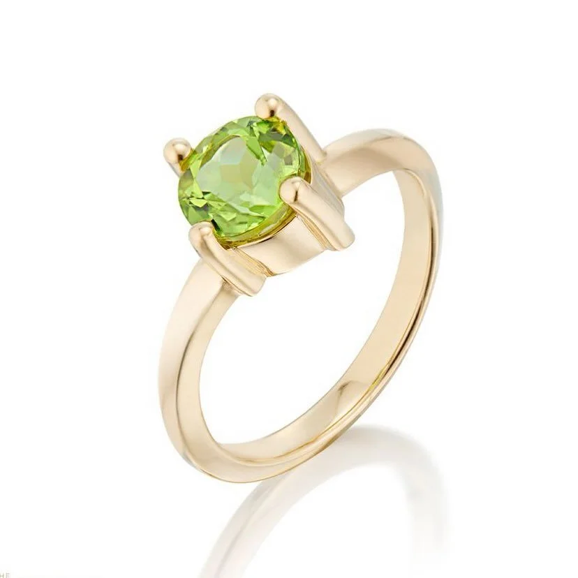 It’s a Brat Summer and we have the perfect ring to back up the claim. Check the vibe of @lorrainewestjewelry signature Wave III ring featuring a 1.635cts round cut eye-clean peridot, set in 18k gold 
for the exclusive collaboration with @jewelr