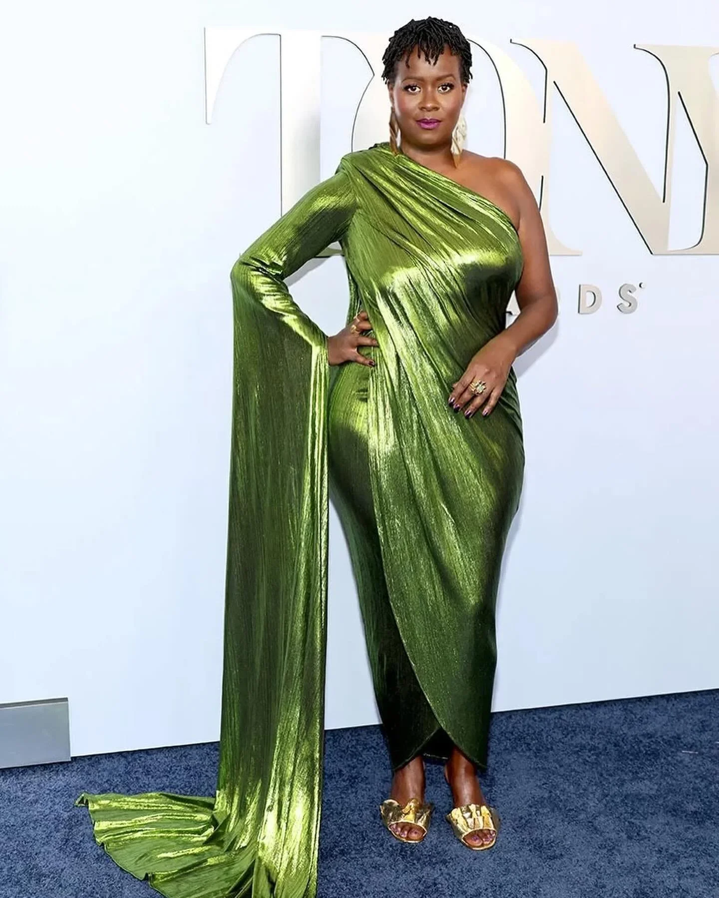 The stunning @somimusic dazzled @thetonyawards 2024 wearing the @lorrainewestjewelry NEW XL Slant Crinkle Earrings fresh off the bench straight to Somi’s ears.
We’re honored to have supported her red carpet jewelry during the run of her
