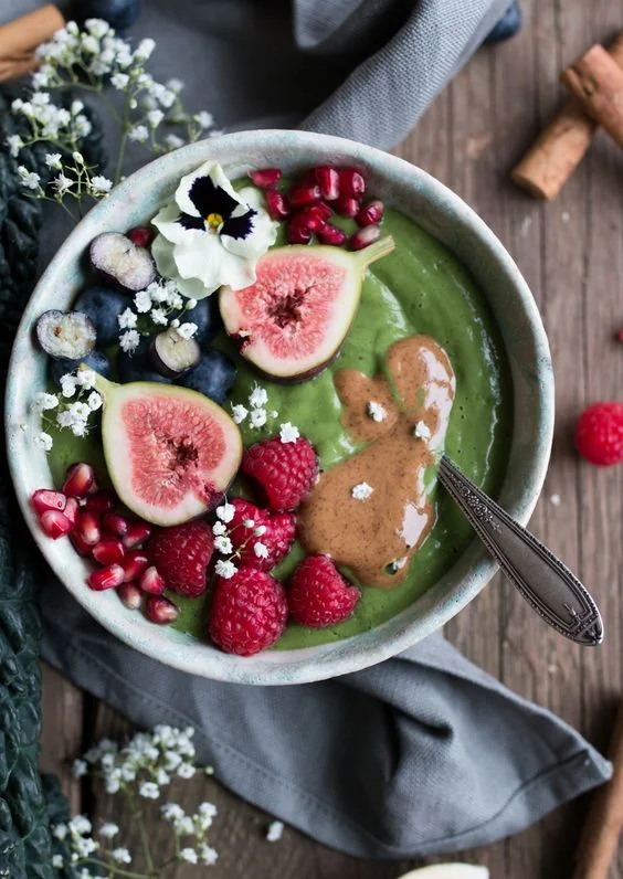 Green vegan paleo kale smoothie from The Little Plantation