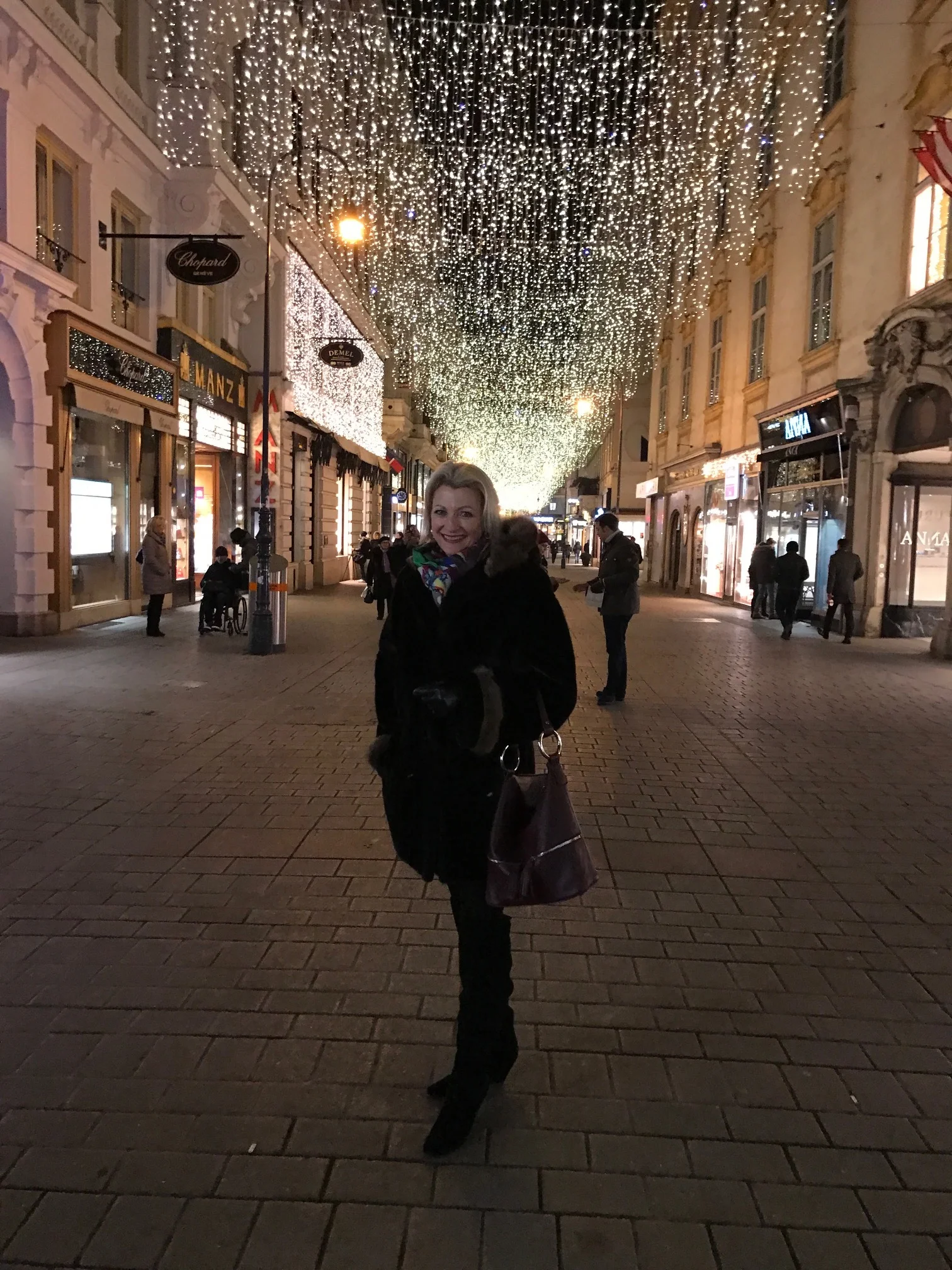 On the way to meet friends, following a stroll down the Kohlmarkt, past Loro Piana, Gucci, Ferragamo, Fendi, Christian Dior and Massimo Dutti to name a few...!