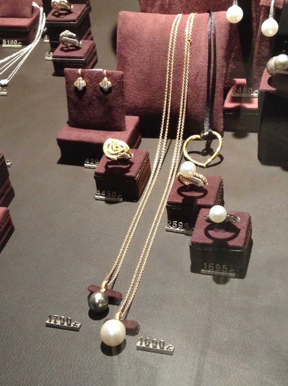 The Euro prices are listed for merchandise which is displayed in the "Auslage" (display window).