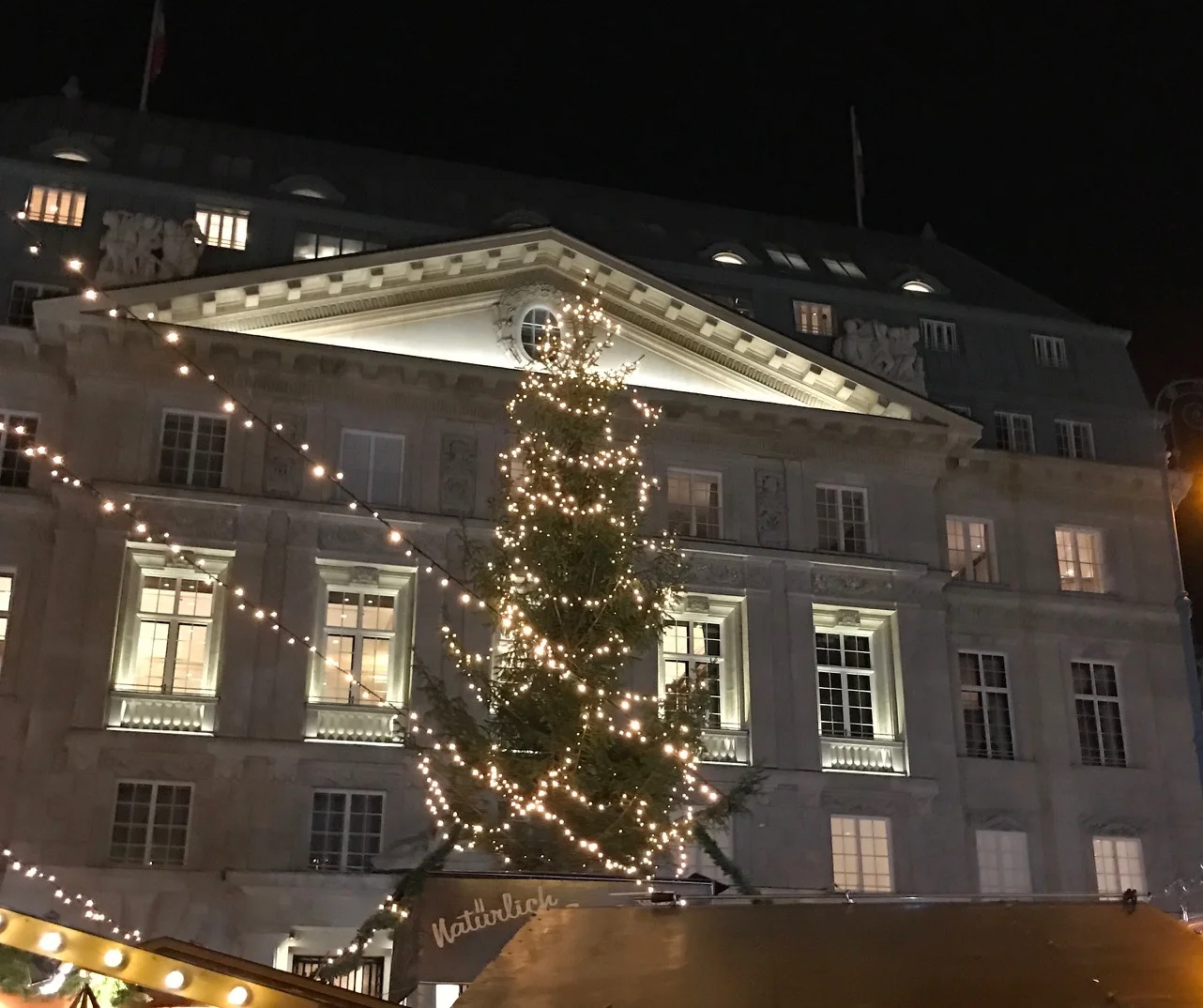 The magnificent Park Hyatt has a Christmas market on its doorstep! The "Am Hof" Advent Market is popular with locals and when the outside market is too chilly, it is convienent to move to the hotel lounge or the Park Hyatt's exclusive Whiskey Bar.