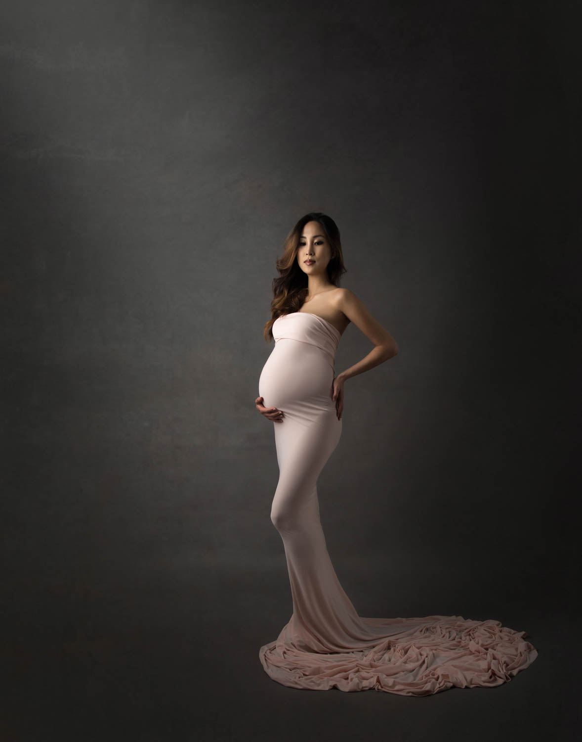 NYC maternity and newborn photographer Lola Melani creates artistic portraits or pregnancy&nbsp;