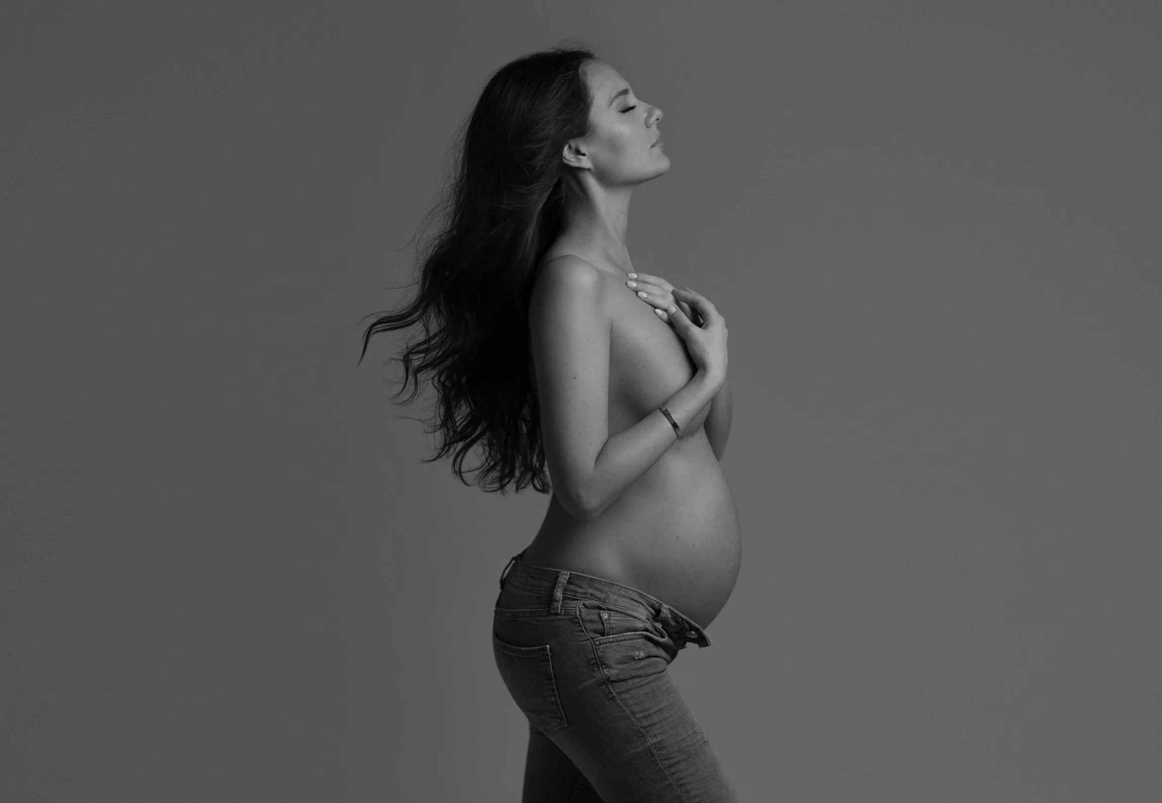 b&w maternity photography