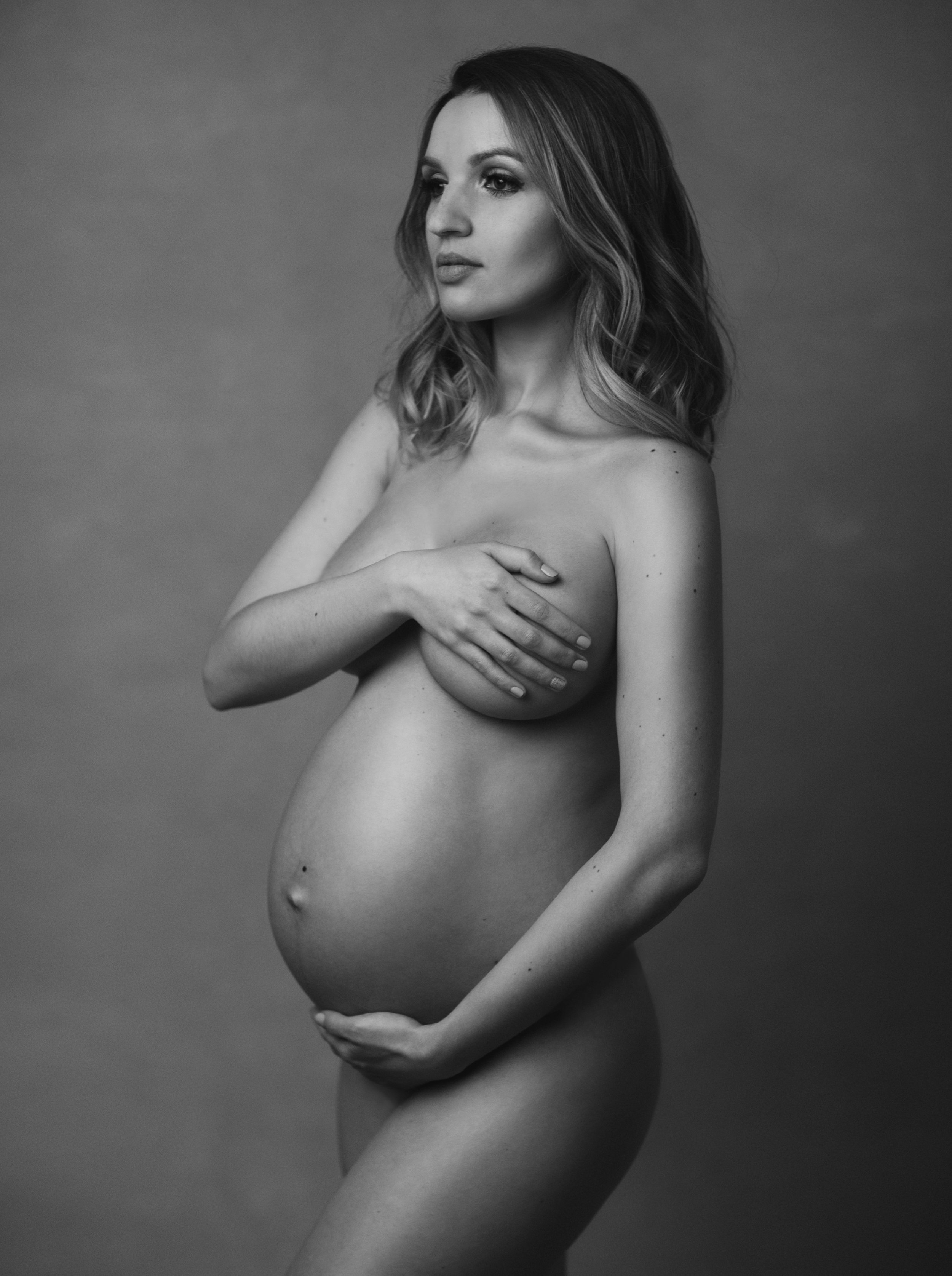Fine-Art nude maternity photography. B&amp;W pregnancy portraits in NYC