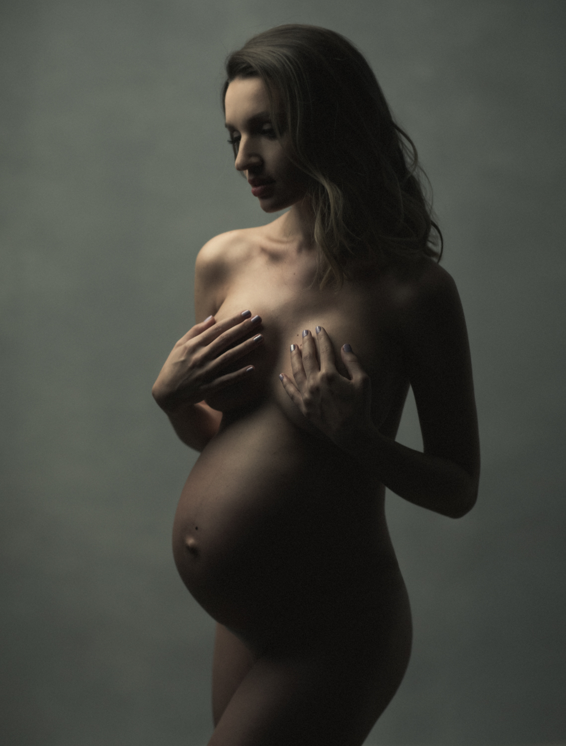 Glowing expecting mother portrait. NYC maternity photos by Lola Melani