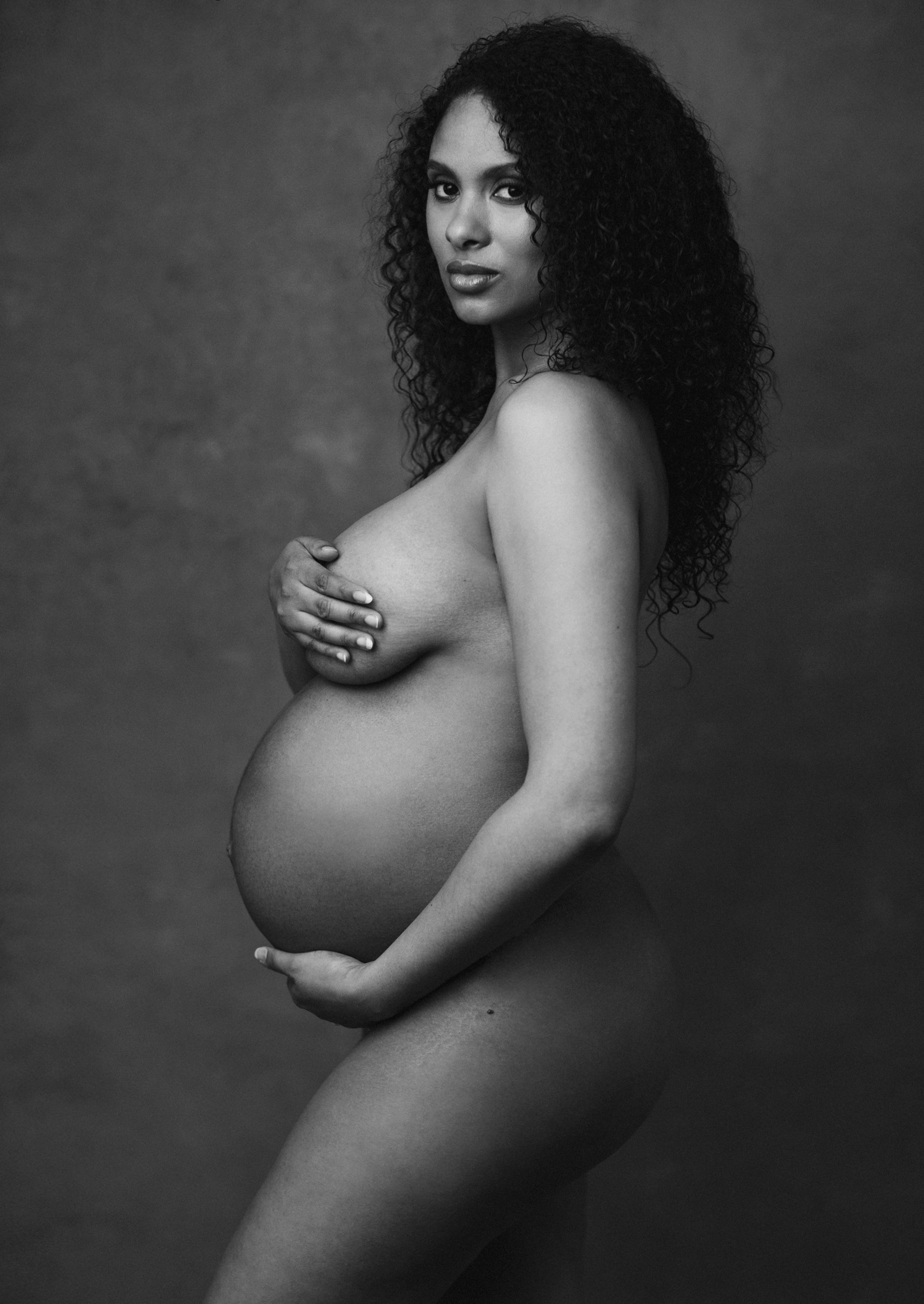 Magnificent maternity portait in b&amp;w by Lola Melani - NYC, NY maternity and newborn photographer&nbsp;